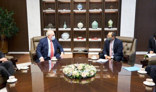 구자열(오른쪽) 한국무역협회 회장과 에드윈 퓰너 미국 헤리티지 재단 창립자가 16일 서울 삼성동 트레이드타워에서 환담을 나누고 있다. <무역협회 제공>